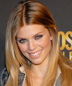 623390-annalynne-mccord-opte-pour-580x0-3.thumb.jpg.186efc260cc6ba3d921541afbe1457bd.jpg