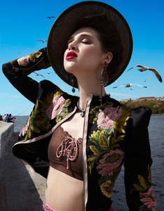 Anais-Pouliot-Vogue-Taiwan-June-2017-Editorial13.thumb.jpg.f1d6fe4ff71d39c5b4ba3d769edc1b2c.jpg