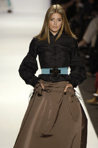 Carolina_Herrera_Fall_2006_Hg0LMAZJDyjx.thumb.jpg.23b9e5fa8d92246fc034cffdfa728dc9.jpg