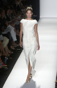 Carolina_Herrera_Spring_2006_XA4ZkoAXGO0x.thumb.jpg.e077eb2eb77ccde1f58d2fcc50f4dfe2.jpg