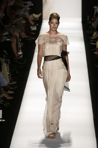 Carolina_Herrera_Spring_2007_4PtQeJhO7glx.thumb.jpg.bc2bdd66025c8f1f5c63557fae83fe82.jpg