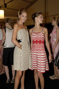 Carolina_Herrera_Spring_2007_Backstage_4nWDPpciHRBx.thumb.jpg.c939dc769cb5fd7159e685d55a23a922.jpg