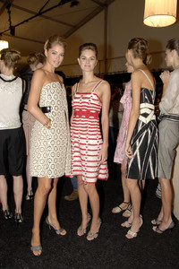 Carolina_Herrera_Spring_2007_Backstage_RopmboYMrF4x.thumb.jpg.db4ac40c5613327e35896d49962d4ff3.jpg