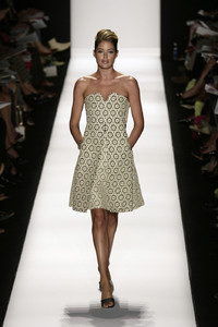 Carolina_Herrera_Spring_2007_Ga-J0lh4RfSx.thumb.jpg.498346e6bfb4a53c8342234b5682922e.jpg