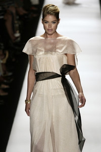 Carolina_Herrera_Spring_2007_ag7PPn5GhEqx.thumb.jpg.ba072b9e67cbe28321c8b372f141ae4e.jpg