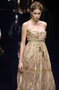 Dolce_Gabbana_Fall_2006_zj0aPr4Q0Qux.thumb.jpg.11a2c8a65f2b0cfa85182337cc485f79.jpg