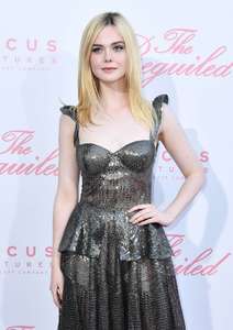 Elle-Fanning--The-Beguiled-Premiere-in-Los-Angeles--01.jpg