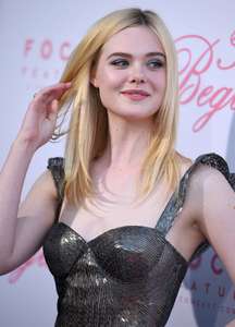 Elle-Fanning--The-Beguiled-Premiere-in-Los-Angeles--04.jpg