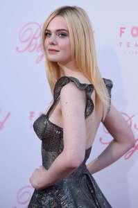 Elle-Fanning--The-Beguiled-Premiere-in-Los-Angeles--08.jpg