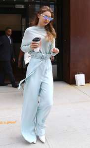 Gigi-Hadid-at-her-Apartment-in-NYC--05.jpg