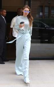 Gigi-Hadid-at-her-Apartment-in-NYC--06.jpg