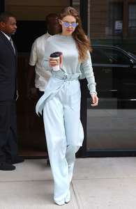 Gigi-Hadid-at-her-Apartment-in-NYC--07.jpg