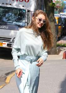 Gigi-Hadid-at-her-Apartment-in-NYC--09.jpg