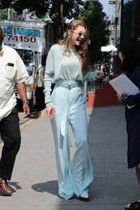 Gigi-Hadid-at-her-Apartment-in-NYC--10.jpg