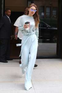 Gigi-Hadid-at-her-Apartment-in-NYC--14.jpg