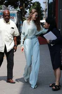Gigi-Hadid-at-her-Apartment-in-NYC--15.jpg