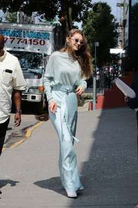 Gigi-Hadid-at-her-Apartment-in-NYC--16.jpg