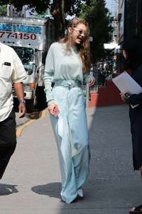 Gigi-Hadid-at-her-Apartment-in-NYC--21.jpg