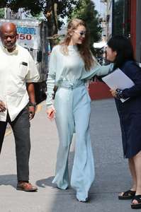 Gigi-Hadid-at-her-Apartment-in-NYC--23.jpg
