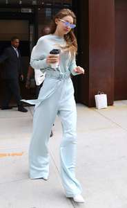 Gigi-Hadid-at-her-Apartment-in-NYC--26.jpg
