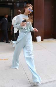 Gigi-Hadid-at-her-Apartment-in-NYC--32.jpg