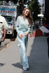 Gigi-Hadid-at-her-Apartment-in-NYC--33.jpg