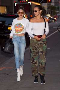 Gigi-and-Bella-Hadid--Out-for-dinner-in-NYC--03.jpg