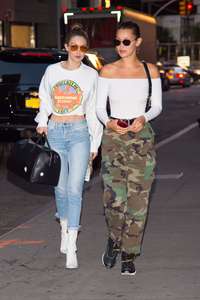 Gigi-and-Bella-Hadid--Out-for-dinner-in-NYC--07.jpg