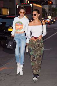Gigi-and-Bella-Hadid--Out-for-dinner-in-NYC--09.jpg