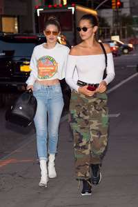 Gigi-and-Bella-Hadid--Out-for-dinner-in-NYC--10.jpg