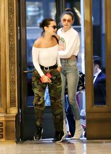 Gigi-and-Bella-Hadid--Out-for-dinner-in-NYC--11.jpg
