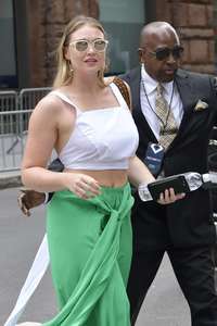 Iskra-Lawrence-at-AOL-Build-Series--03.jpg