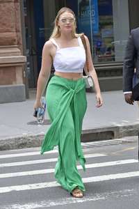 Iskra-Lawrence-at-AOL-Build-Series--06.jpg