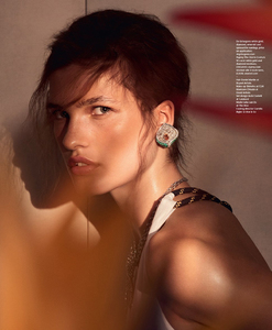 Julia-Van-Os-by-Raf-Stahelin-for-Telegraph-Luxury-2.thumb.jpeg.0f4d1f2359734705b5ae1660a295b772.jpeg