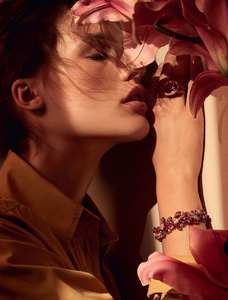 Julia-Van-Os-by-Raf-Stahelin-for-Telegraph-Luxury-3.thumb.jpeg.64cdb0238de1c767e4c9dea498bf7d55.jpeg