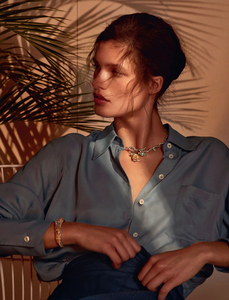 Julia-Van-Os-by-Raf-Stahelin-for-Telegraph-Luxury-5.thumb.jpeg.a2ceec4a92823d57b432e446d4313045.jpeg