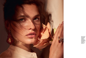Julia-Van-Os-by-Raf-Stahelin-for-Telegraph-Luxury-7.thumb.jpeg.eb7d3219555461392dc824479f1ee94d.jpeg