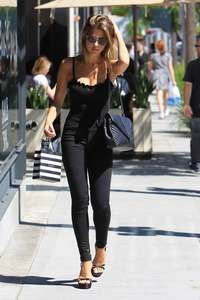 Kara-Del-Toro-in-Skinny-Jeans--11.jpg