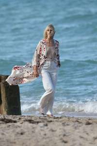 Karolina-Kurkova-on-a-Hamptons-Magazine-photoshoot--35.jpg