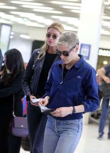 Kristen-Stewart-and-Stella-Maxwell-at-Orly-Airport--01.jpg