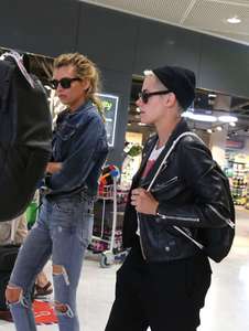 Kristen-Stewart-and-Stella-Maxwell-at-Orly-Airport--01.jpg