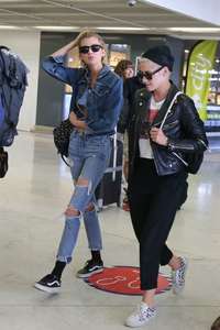 Kristen-Stewart-and-Stella-Maxwell-at-Orly-Airport--02.jpg