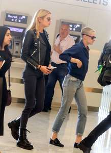 Kristen-Stewart-and-Stella-Maxwell-at-Orly-Airport--02.jpg