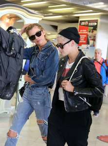 Kristen-Stewart-and-Stella-Maxwell-at-Orly-Airport--03.jpg