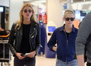Kristen-Stewart-and-Stella-Maxwell-at-Orly-Airport--04.jpg