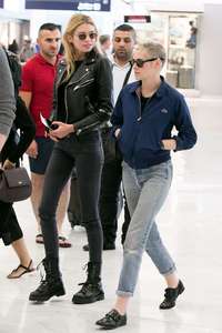 Kristen-Stewart-and-Stella-Maxwell-at-Orly-Airport--05.jpg