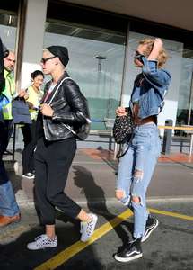 Kristen-Stewart-and-Stella-Maxwell-at-Orly-Airport--05.jpg