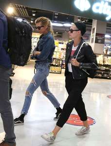 Kristen-Stewart-and-Stella-Maxwell-at-Orly-Airport--06.jpg