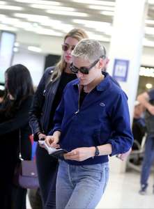 Kristen-Stewart-and-Stella-Maxwell-at-Orly-Airport--08.jpg