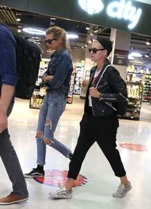 Kristen-Stewart-and-Stella-Maxwell-at-Orly-Airport--10.jpg